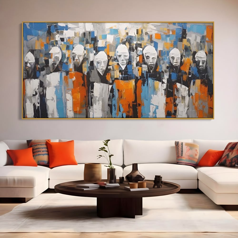 Tablou canvas cu tablou canvas cu chipuri multiple stilizate, in rama de aluminiu auriu, pe perete intr-un living